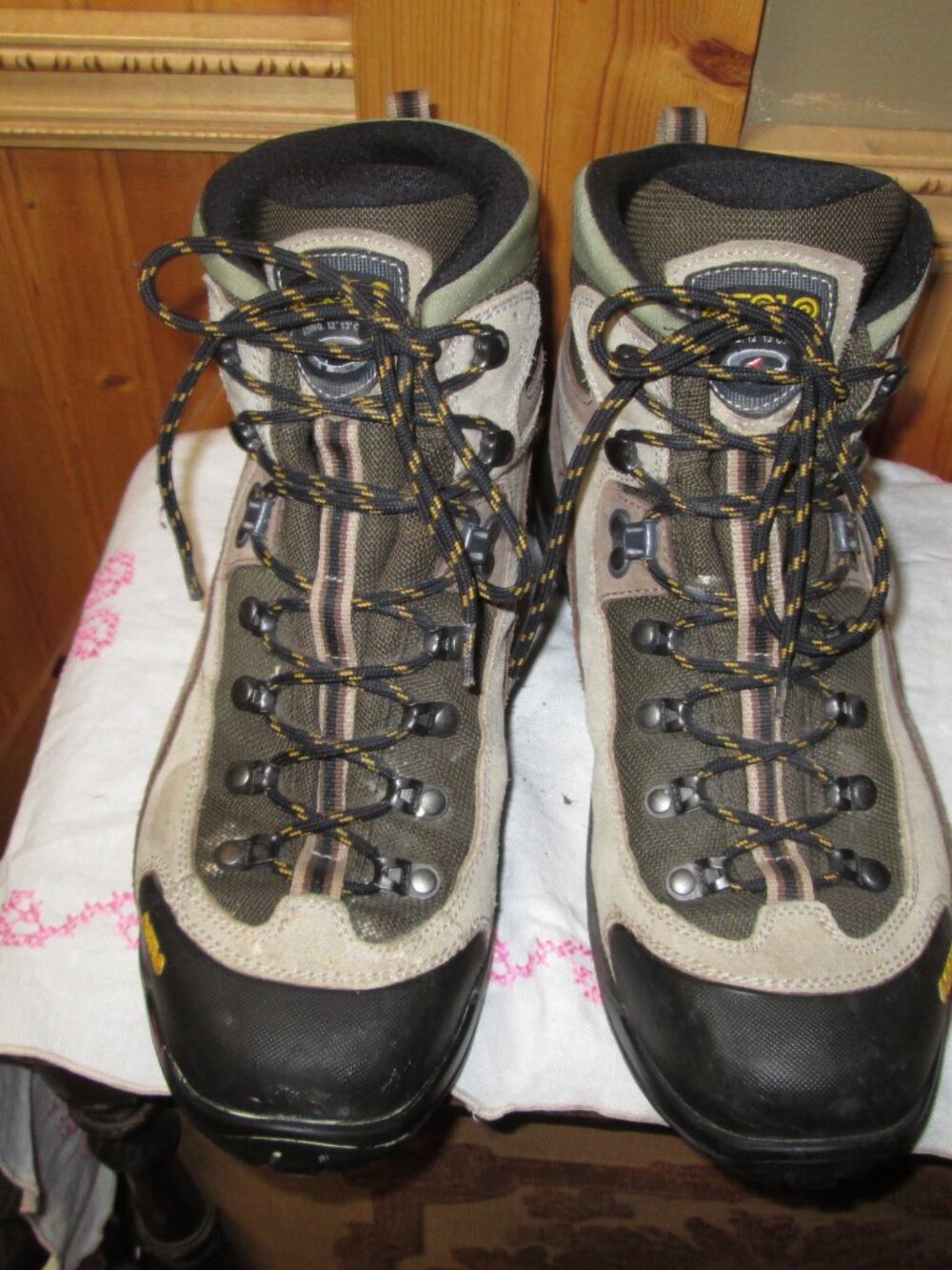 Mens 9.5 M ASOLO WATERPROOF HIKING BOOTS MINT LEATHER BROWNS